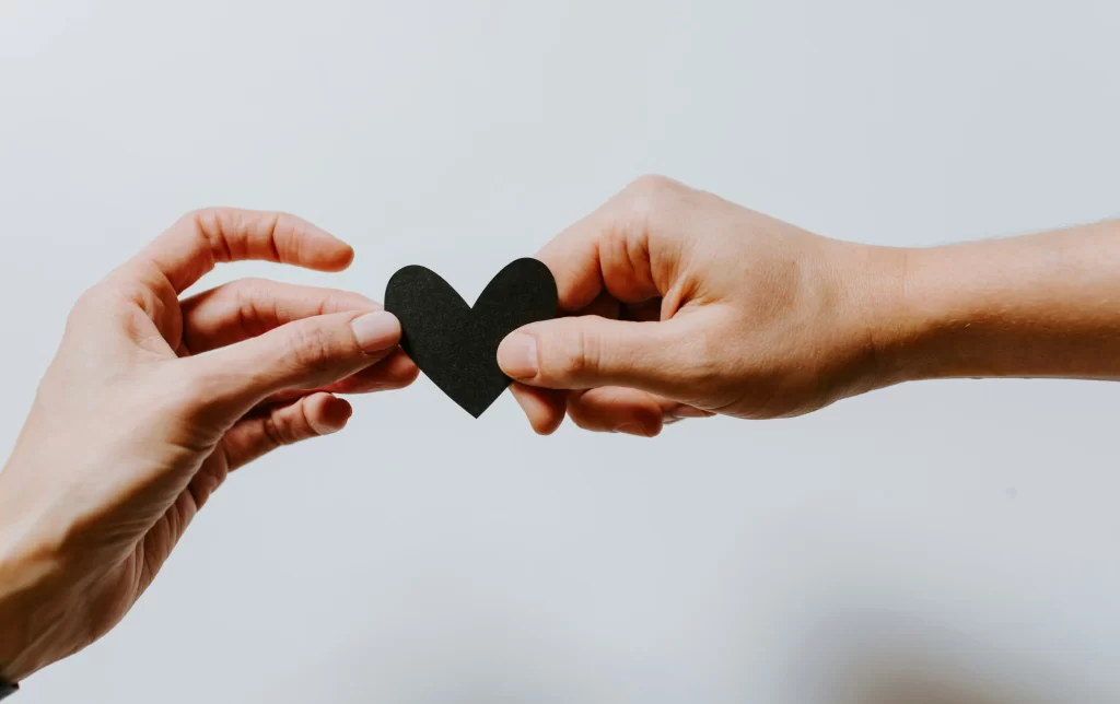 她用手指比划出一个心形。
