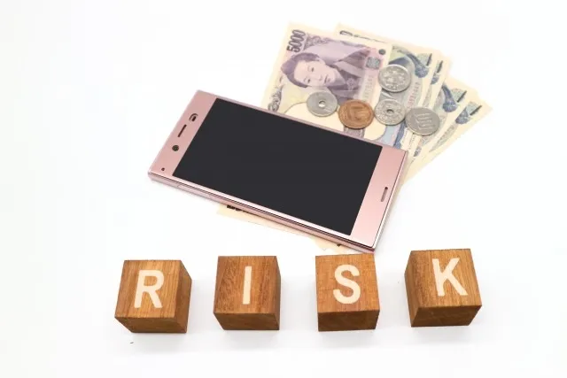 携帯とお金とRISKの文字
