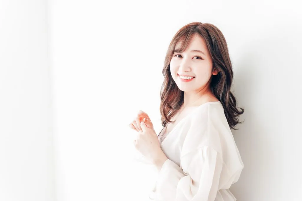 笑顔でこちらを向く女性