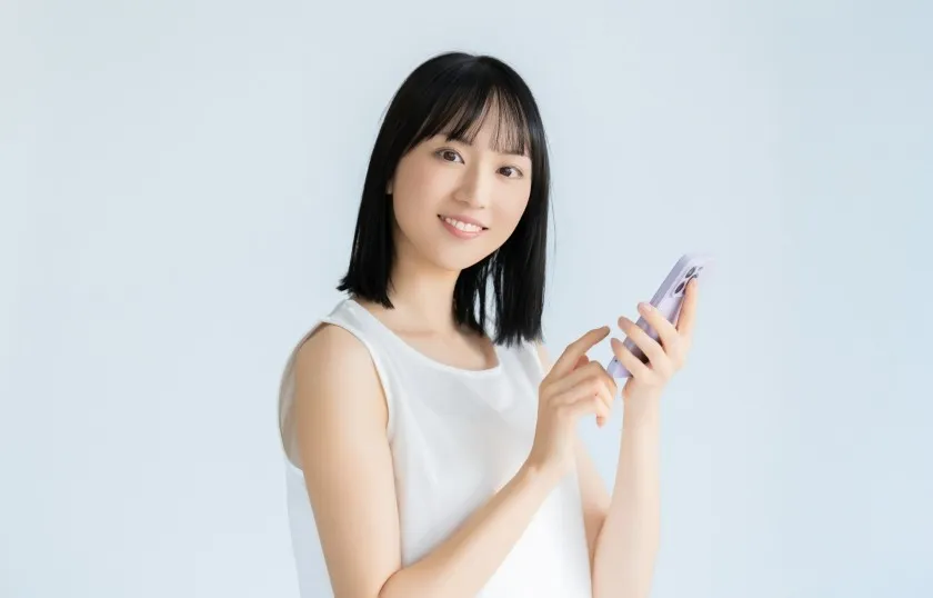スマートフォンを持つ女性