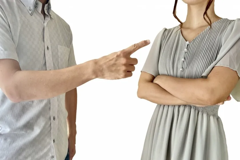 言い合いをする男女