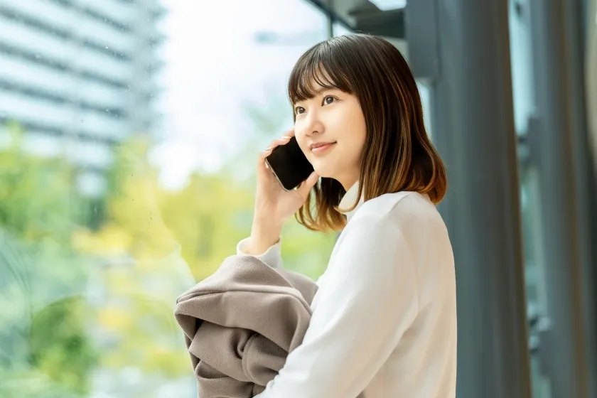 電話を掛ける女性