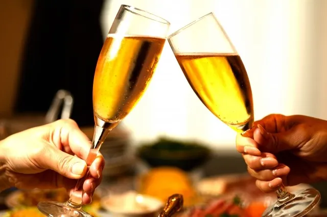 乾杯されるシャンパン