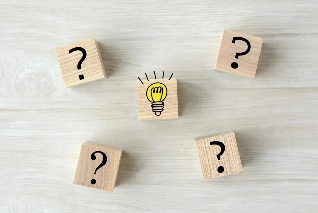 クエスチョンマークと電球マーク