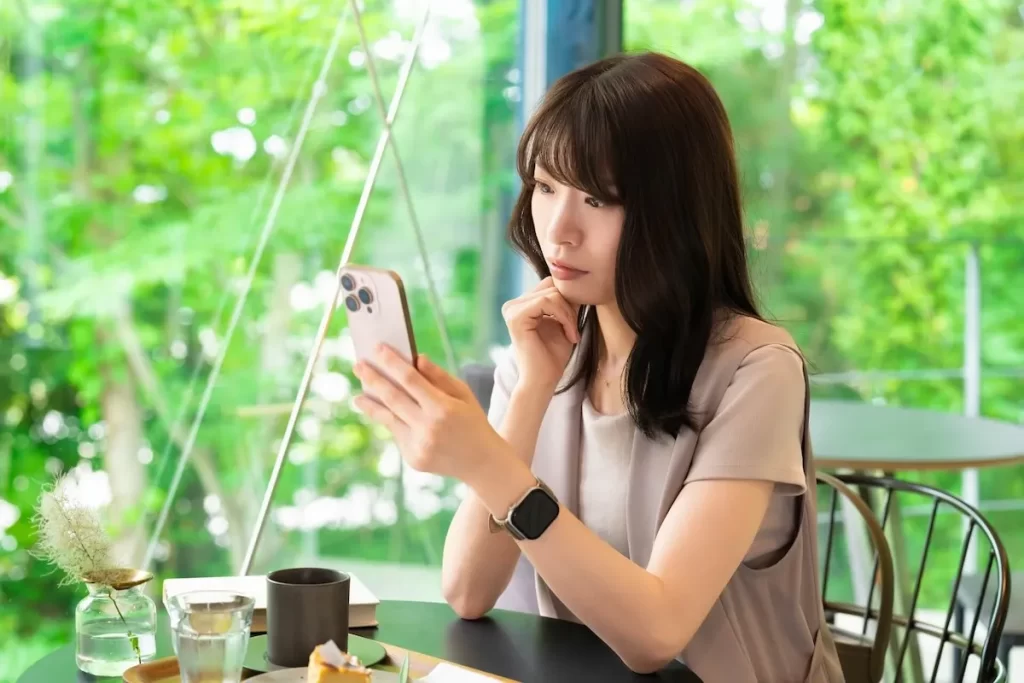 スマホを見ている女性