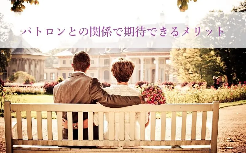 肩を組む男女