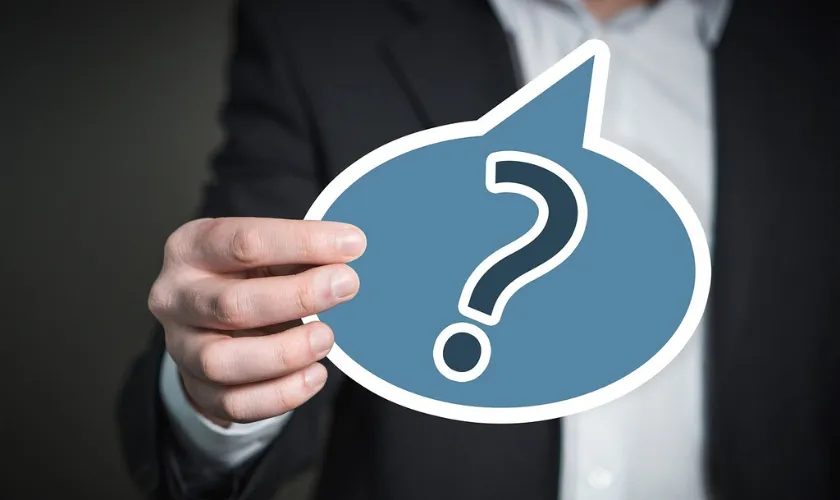 クエスチョンマークと女性