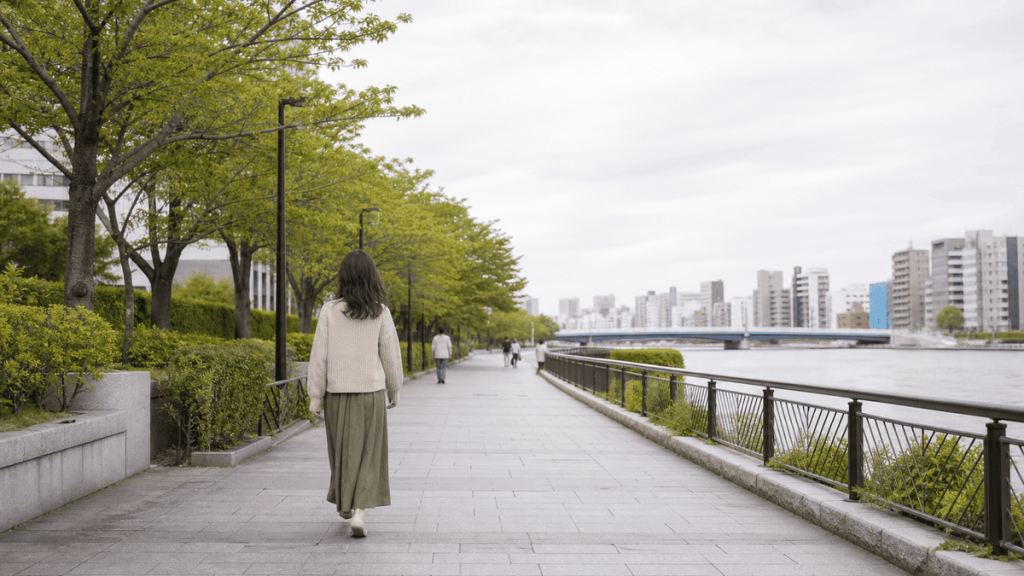 人通りの少ない落ち着いた場所を歩く後ろ姿
