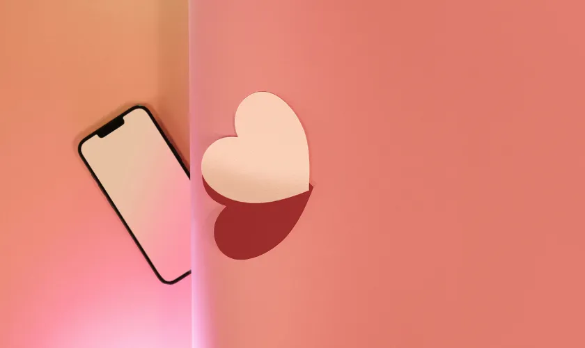 スマートフォンとハートが映った画像