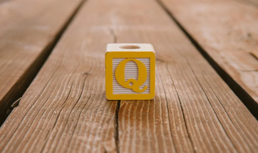 アルファベットのQが写った画像