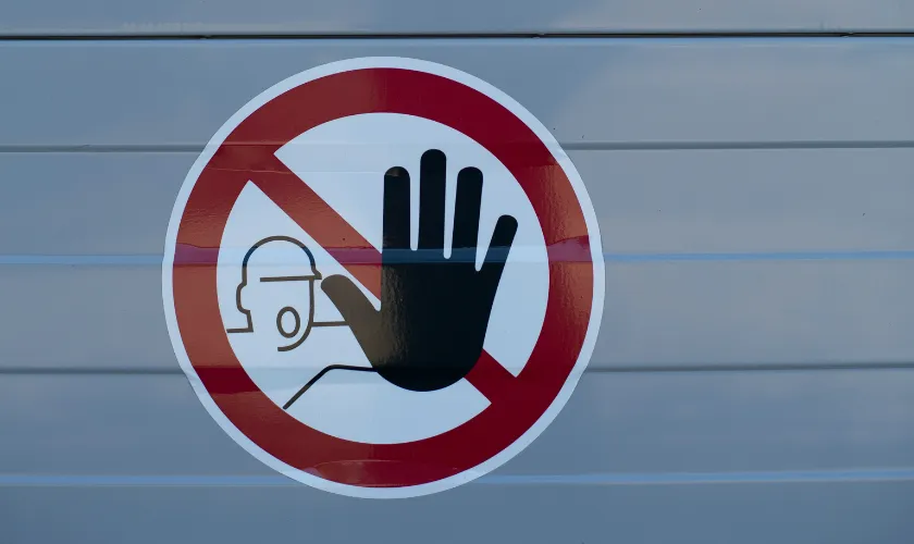 パパ活を副業にするリスクのイメージ画像(危険マーク)