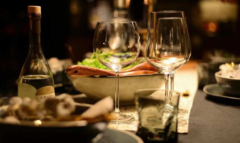 パパ活が副業として選ばれる理由のイメージ画像(テーブルとワイングラス)