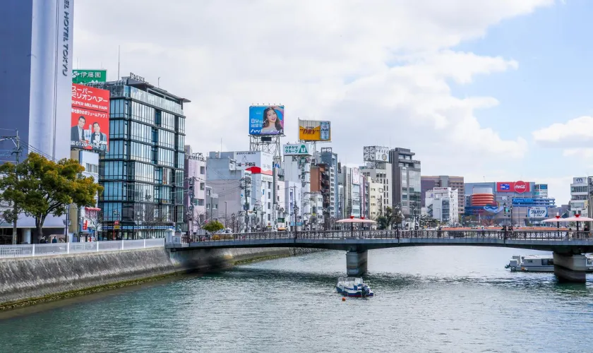中洲を流れる那珂川にかかる橋と街並み風景