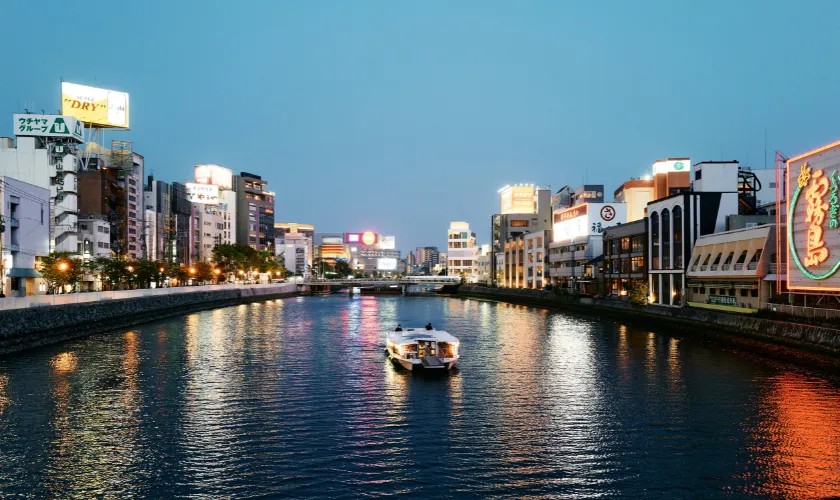 中洲を流れる川沿いの夜景風景