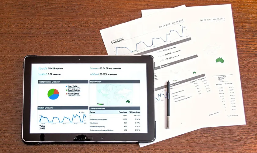 データが記載されたiPadとコピー用紙の写真