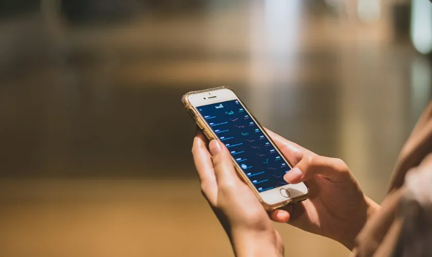 スマートフォンを操作している手の写真