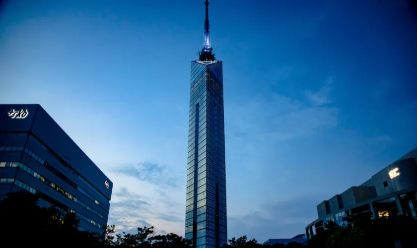 夕暮れの福岡タワーと周辺の風景写真