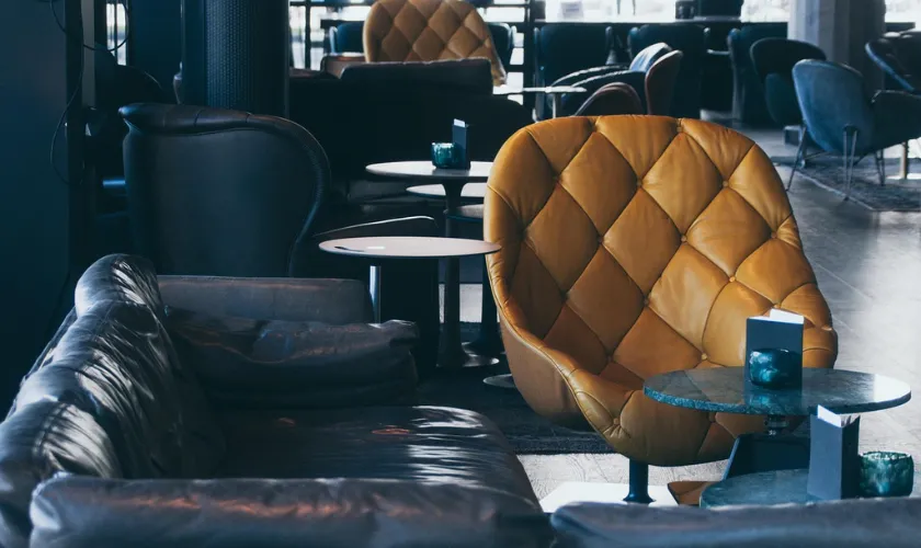 ホテルロビーのソファの写真