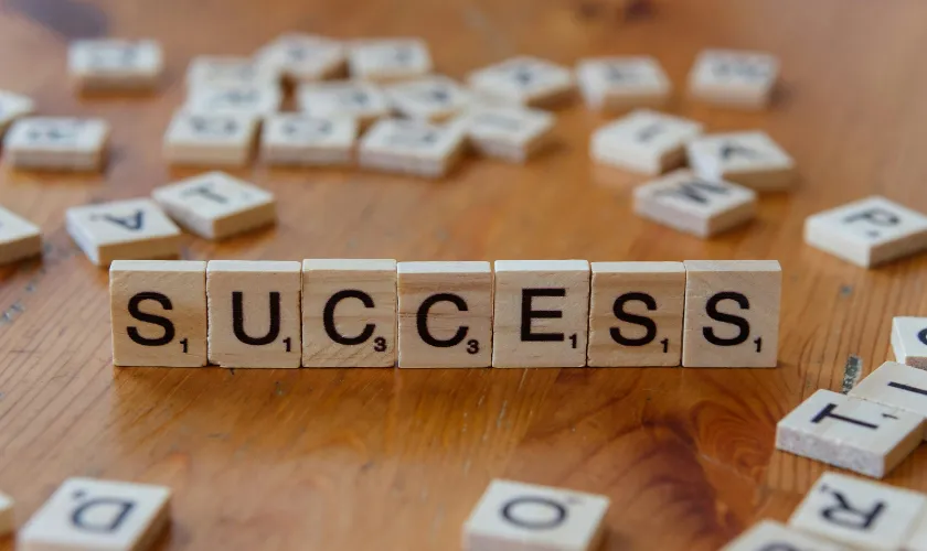 SUCCESSと描かれた木製キューブの写真