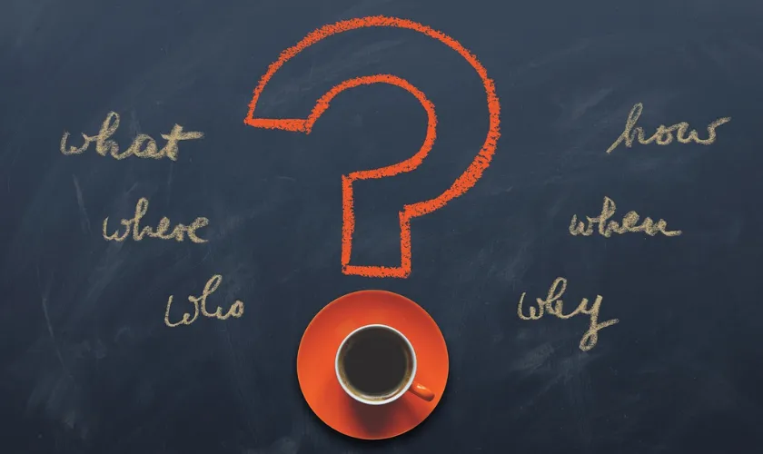 ?マークが描かれた黒板の画像