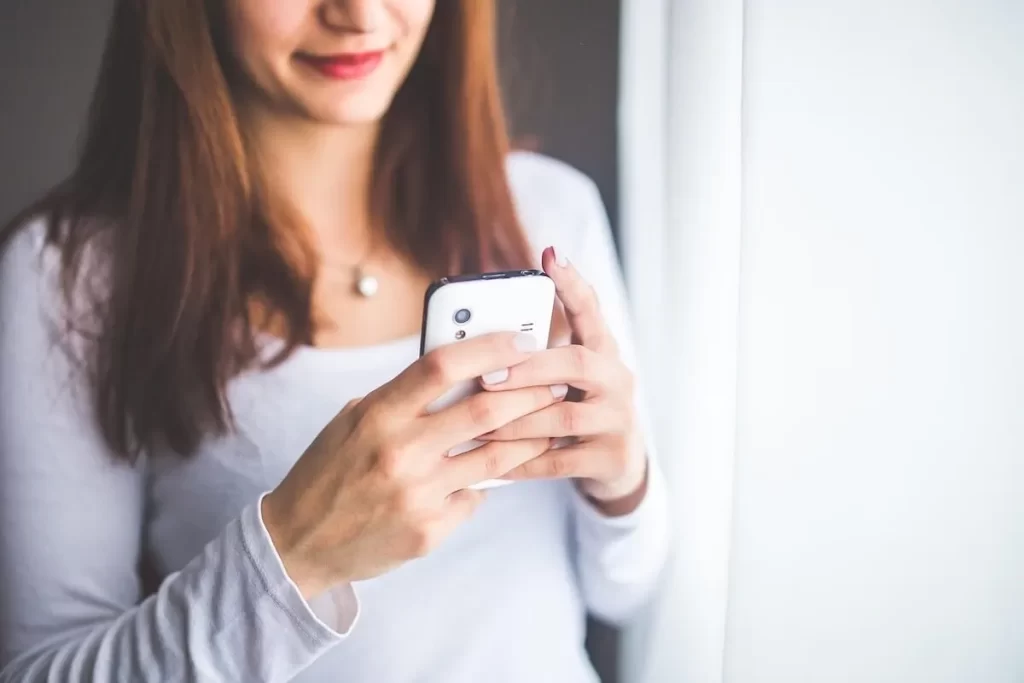 スマホをいじるきれいな女性