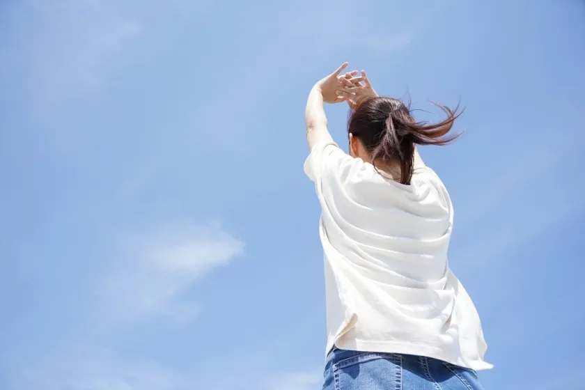 挫折から立ち直って前向きに歩き出す若い女性