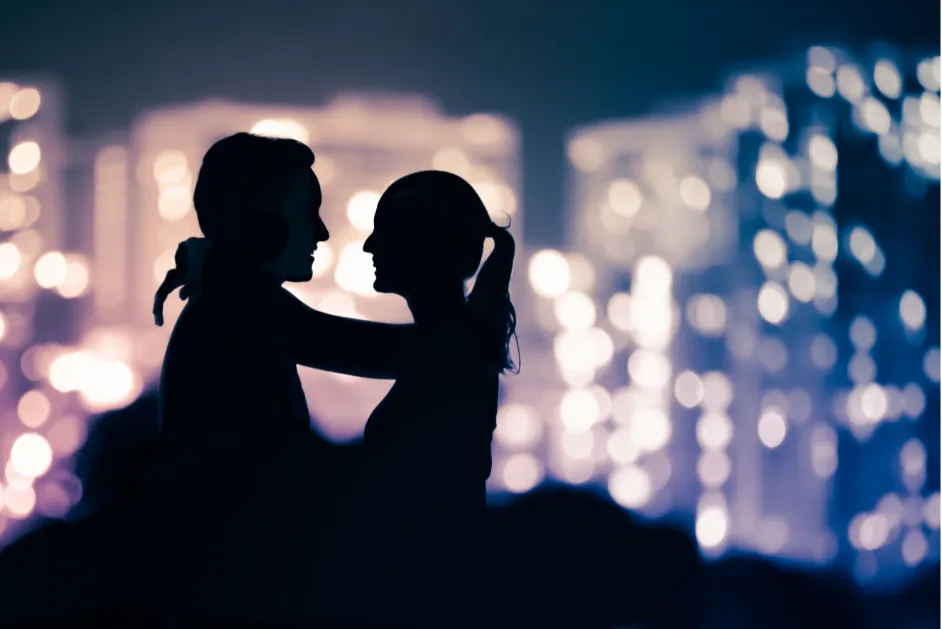 抱き合う男女の影