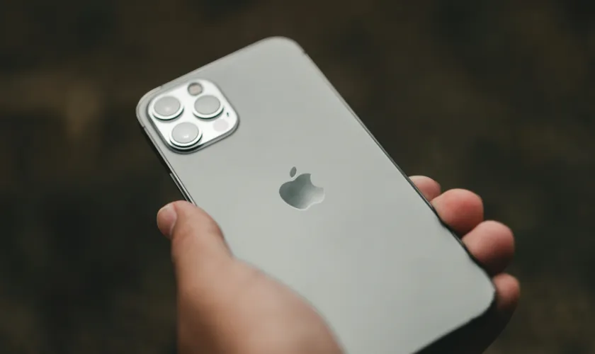 スマートフォンを持つ手