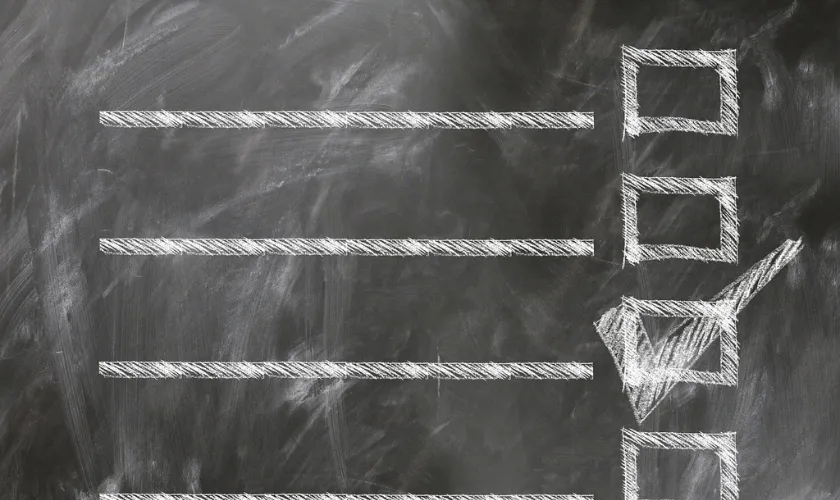 チェックリストの書かれた黒板の画像