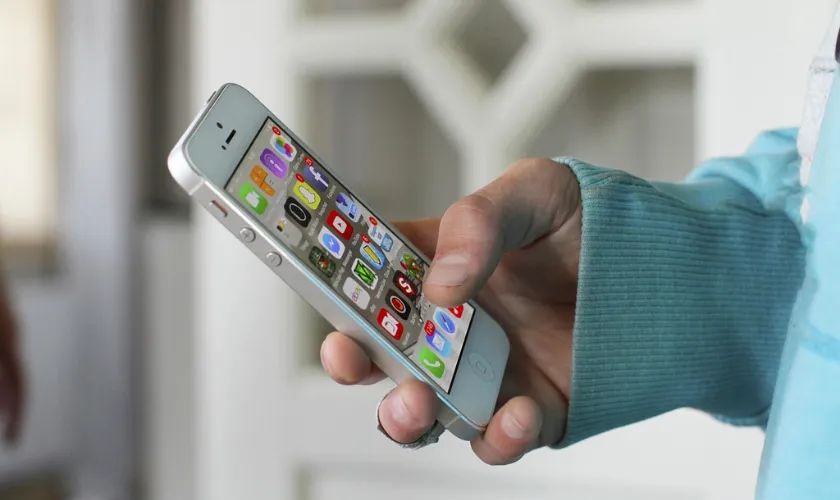 スマートフォンを持った手の画像