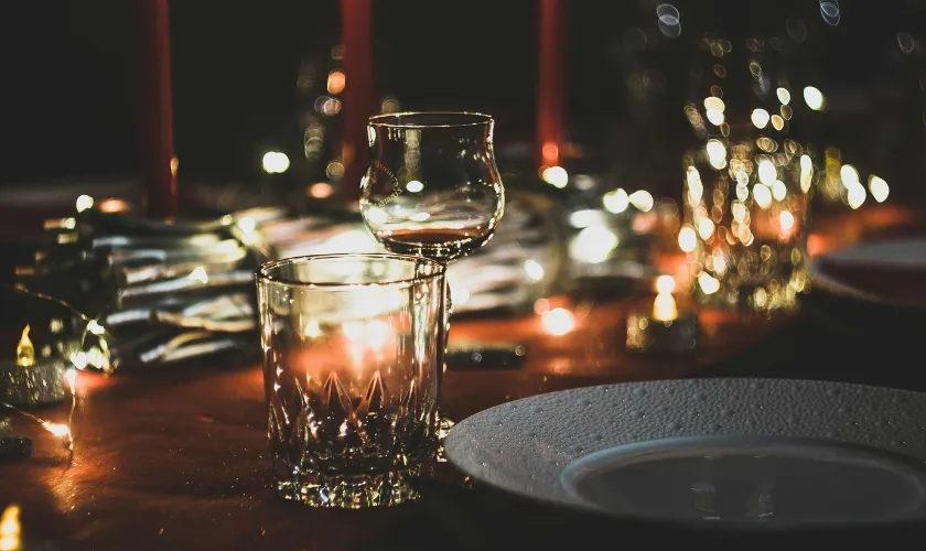 ディナーのテーブルセットが映った画像