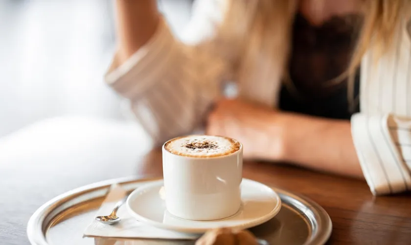 カフェでコーヒーを飲む女性の画像