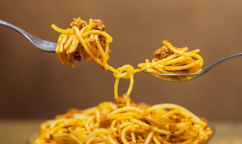 2人でスパゲッティを分け合う様子の映った写真