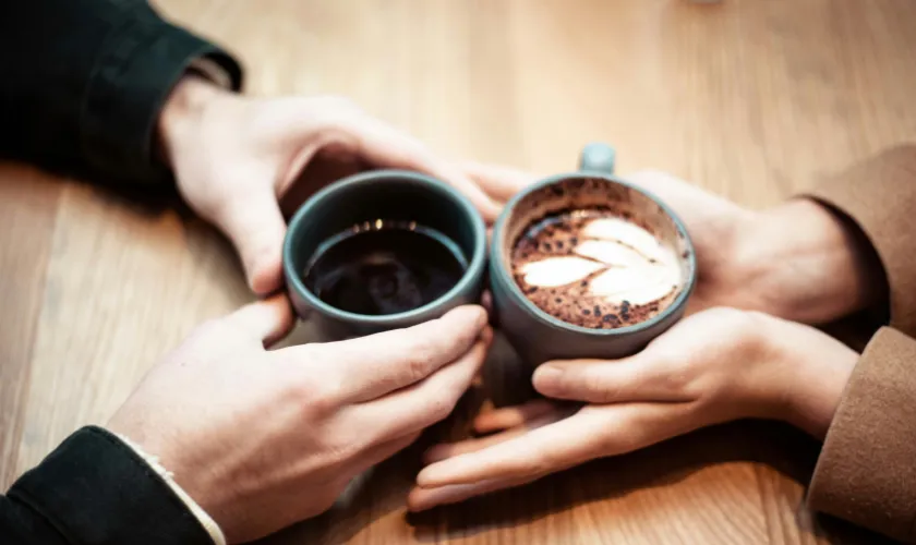 コーヒーを持った男女の手の画像
挿入ページ