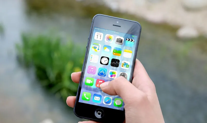 スマートフォンを手に持った画像
挿入ページ