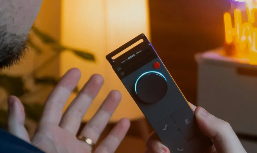 ボイスレコーダーを持ちながら話す男性の画像