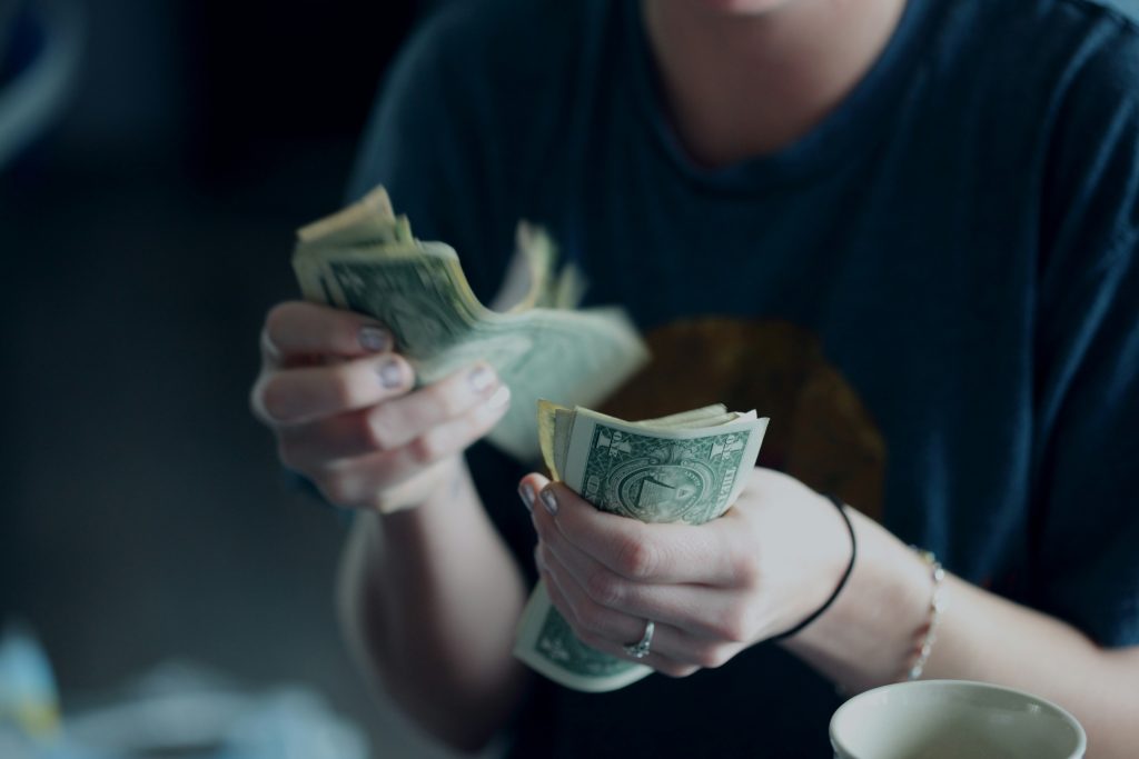 お手当は現金払いにしてもらう