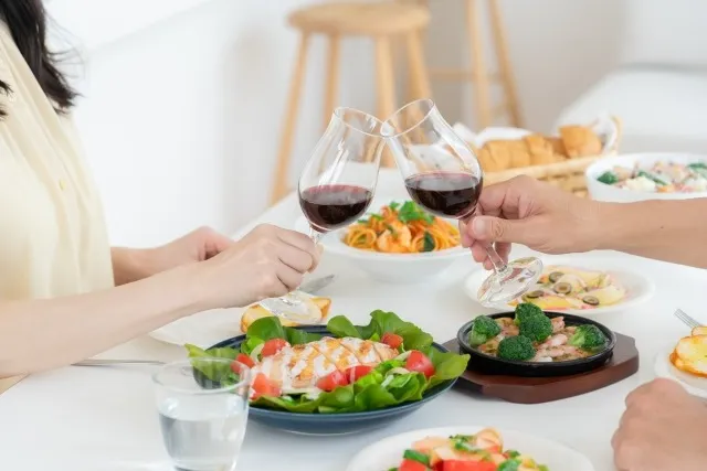 ワイングラスと食事