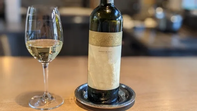 ワイングラスとボトルワイン