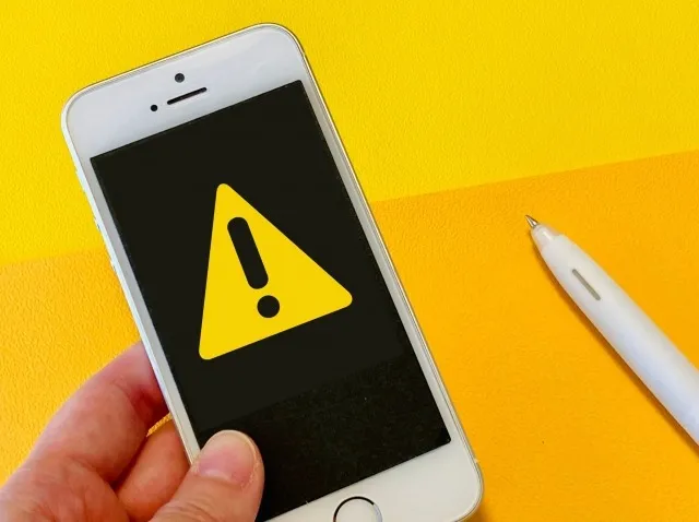 スマートフォンと危険マーク