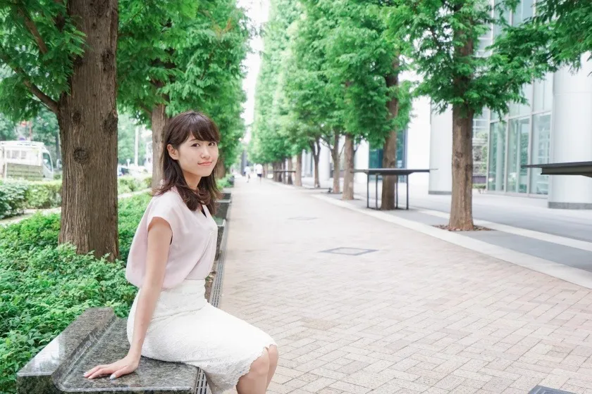 ベンチに座る女性