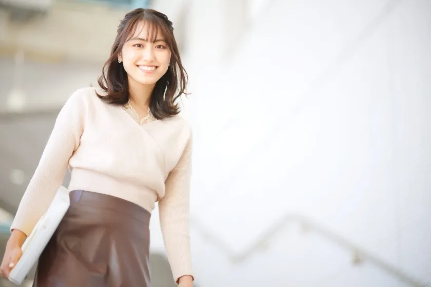 階段を下りる女性