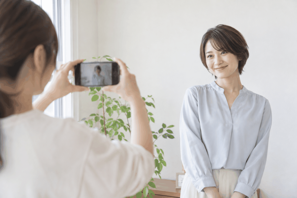 自然なプロフィール写真をスマートフォンで撮影してもらう成人女性