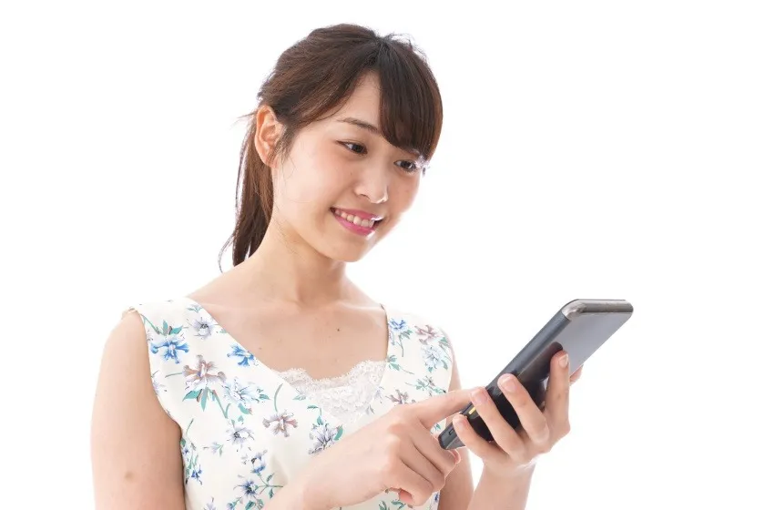 スマホを操作する女性