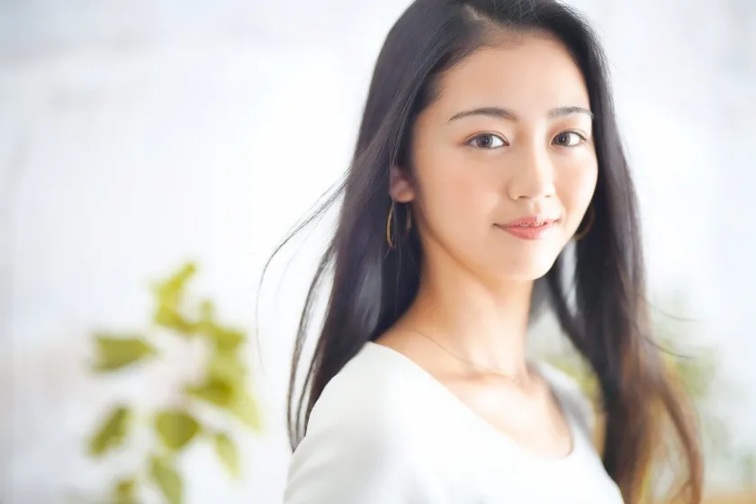 髪がなびいている女性