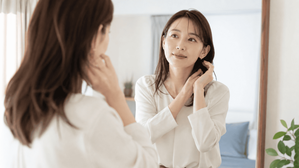 パパ活の食事デート前に身だしなみを整える女性