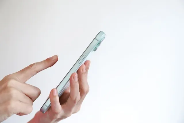 スマートフォンを持つ手