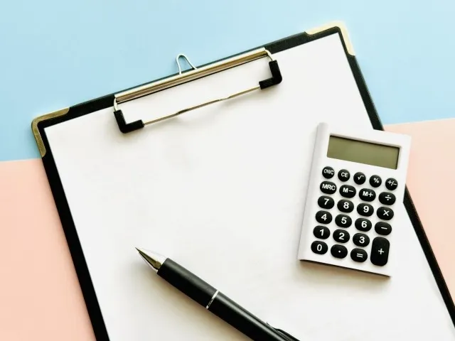 ペンと電卓、バインダー