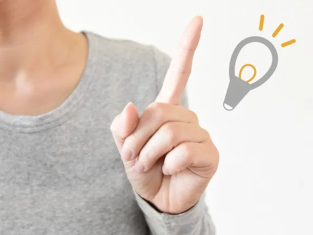 女性と電球マーク