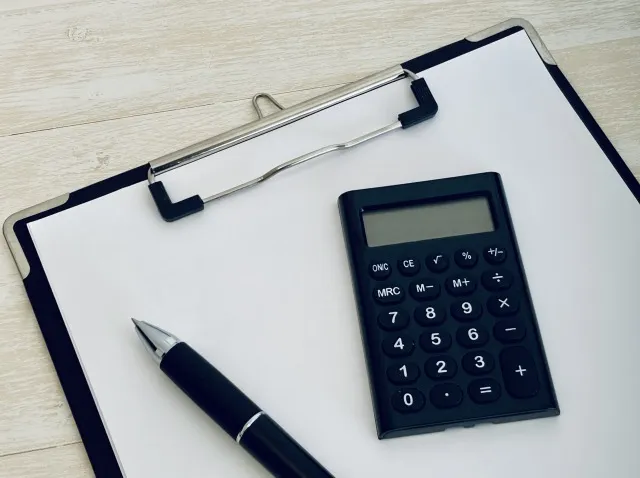 電卓とバインダー